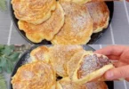 Pancake alle mele appena preparati su un piatto