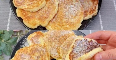 Pancake alle mele appena preparati su un piatto