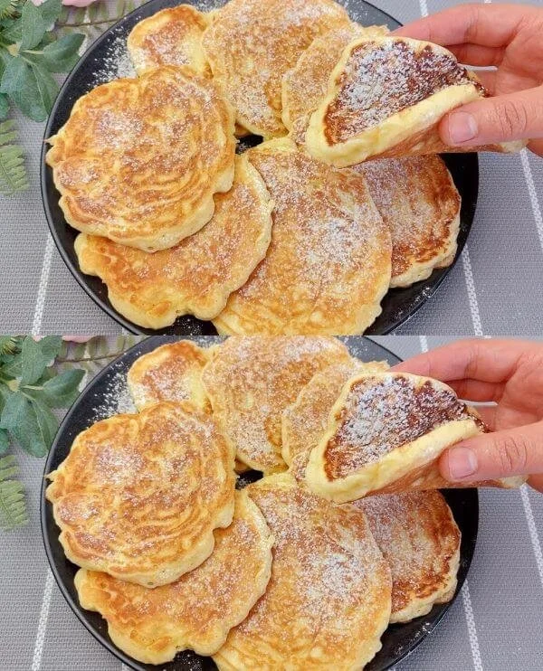 Pancake alle mele appena preparati su un piatto