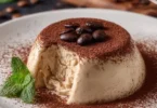 Panna Cotta al Caffè servita in un elegante piatto