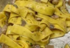Pappardelle con funghi porcini e salsiccia, piatto tipico italiano