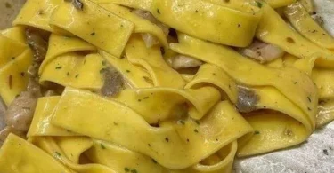 Pappardelle con funghi porcini e salsiccia, piatto tipico italiano
