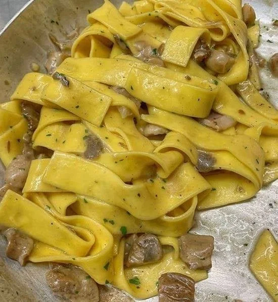 Pappardelle con funghi porcini e salsiccia, piatto tipico italiano