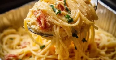 Pasta al Feta al Forno con feta cremoso e verdure fresche