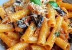 Pasta con Melanzane Fritte e Provola Affumicata, un piatto italiano succulento.