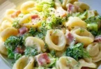 Pasta di broccoli con prosciutto in un piatto ben presentato