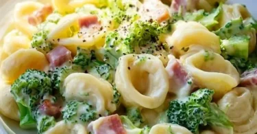 Pasta di broccoli con prosciutto in un piatto ben presentato