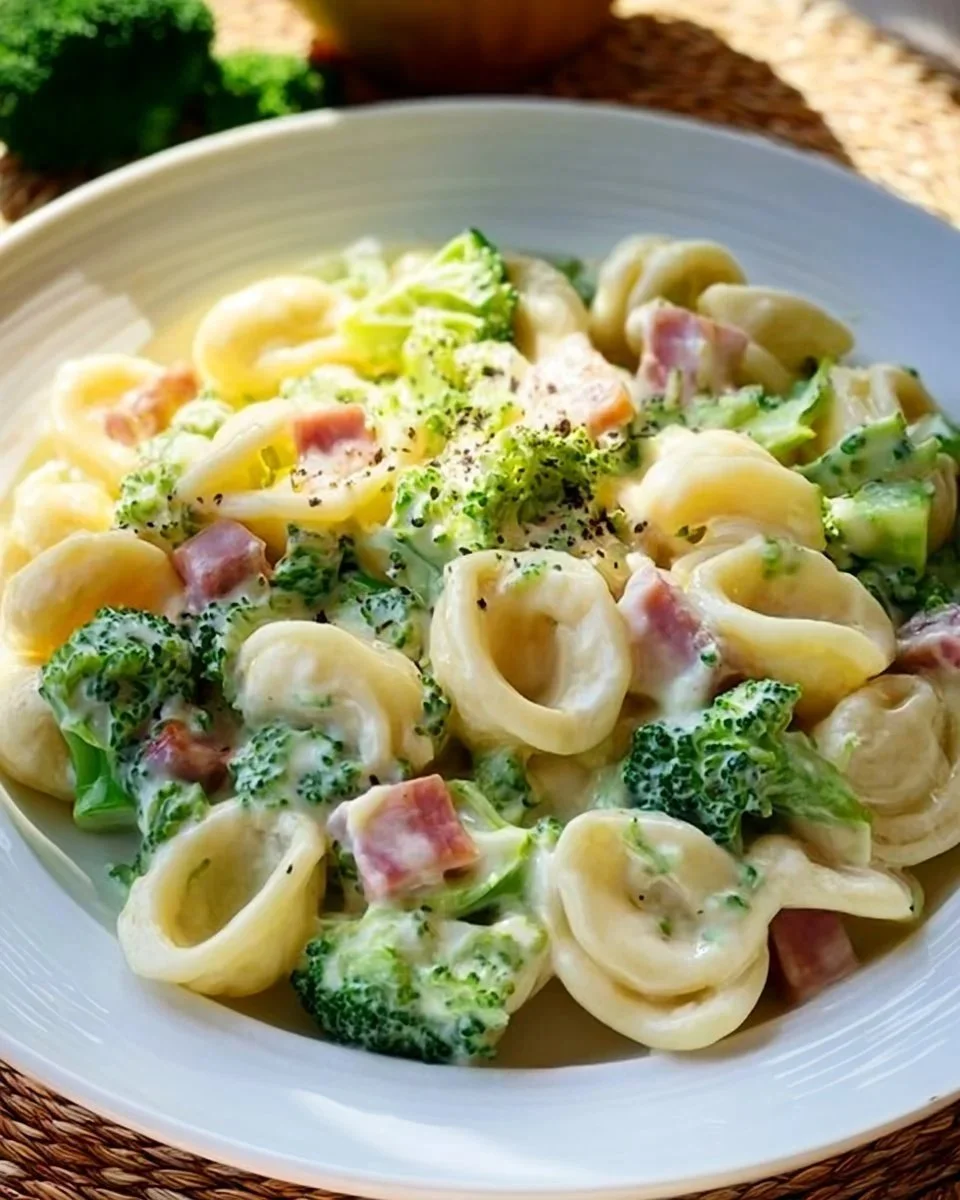Pasta di broccoli con prosciutto in un piatto ben presentato
