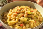 Pasta e Ceci, piatto tradizionale italiano con pasta e ceci in una gustosa zuppa.