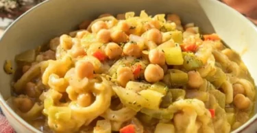 Pasta e Ceci, piatto tradizionale italiano con pasta e ceci in una gustosa zuppa.