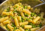 Pasta e Piselli servita in un piatto tradizionale italiano