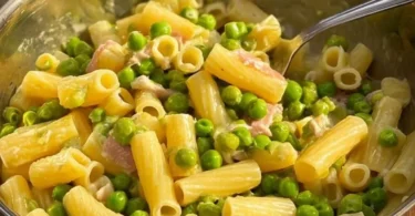 Pasta e Piselli servita in un piatto tradizionale italiano