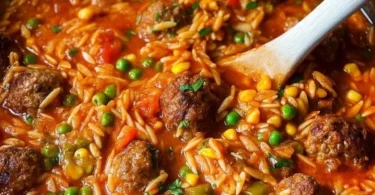 Pasta Orzo con Polpette servita in un piatto elegante