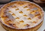 Fetta di Pastiera Napoletana decorata su piatto bianco