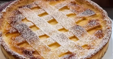 Fetta di Pastiera Napoletana decorata su piatto bianco