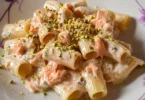 Pasta pennoni rigati con gorgonzola, salmone affumicato e pistacchi