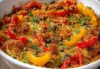 Peperoni Gratinati serviti su un piatto bianco con contorni freschi