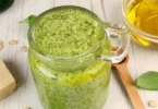 Pesto di zucchine fresco e aromatico per condire piatti