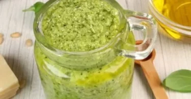 Pesto di zucchine fresco e aromatico per condire piatti