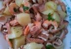 Polipo all'insalata con gamberetti e patate, piatto fresco e gustoso