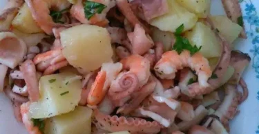 Polipo all'insalata con gamberetti e patate, piatto fresco e gustoso