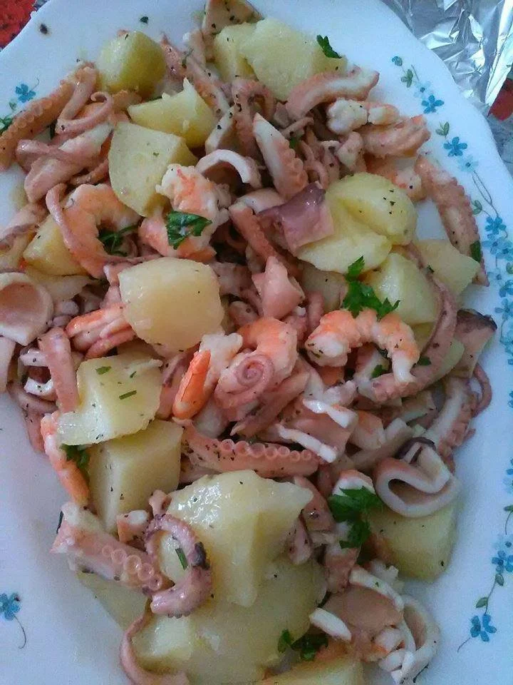 Polipo all'insalata con gamberetti e patate, piatto fresco e gustoso