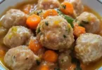 Polpette in umido con carote e piselli servite in un piatto