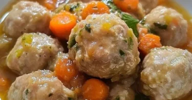 Polpette in umido con carote e piselli servite in un piatto