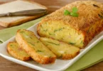 Polpettone di zucchine cotto e servito con contorni freschi