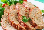 Polpettone estivo con verdure fresche servito su un piatto