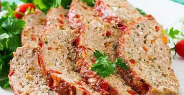 Polpettone estivo con verdure fresche servito su un piatto