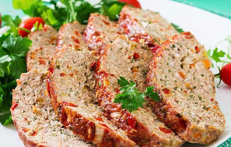 Polpettone estivo con verdure fresche servito su un piatto