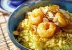 Riso al curry con latte di cocco e gamberetti, un piatto gustoso e colorato