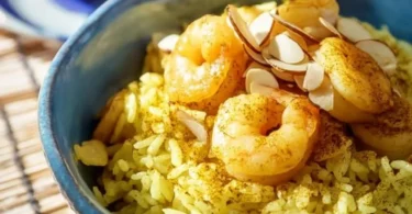 Riso al curry con latte di cocco e gamberetti, un piatto gustoso e colorato