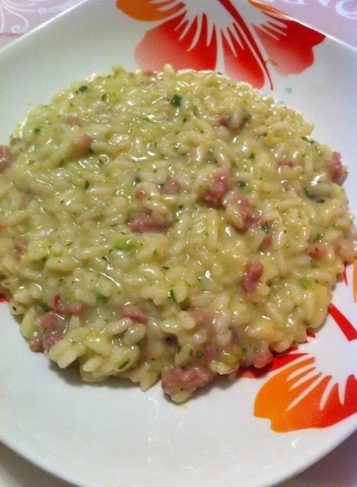 Risotto con crema di zucchine e salsiccia, piatto delizioso e cremoso.