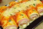 Rotolo di Lasagna Molto Appetitoso servito in un piatto decorativo.