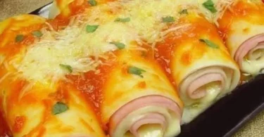 Rotolo di Lasagna Molto Appetitoso servito in un piatto decorativo.