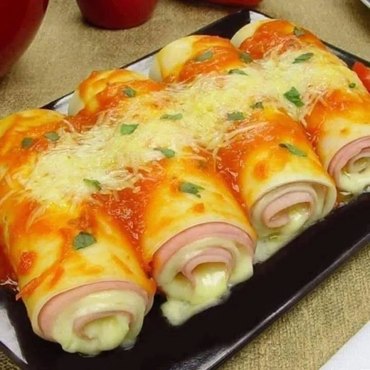 Rotolo di Lasagna Molto Appetitoso servito in un piatto decorativo.
