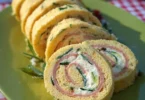Rotolo salato al salmone con ricotta e zucchine cotto e decorato