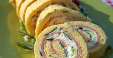 Rotolo salato al salmone con ricotta e zucchine cotto e decorato