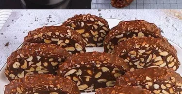 Un fetta di salame di cioccolato su un piatto con decorazioni di cacao.