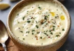 Ricetta Salsa al Parmigiano con Aglio, condimento cremoso e delizioso.