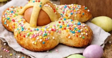 Scarcelle Pugliesi decorate, dolci tipici della tradizione culinaria pugliese.
