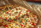 Schüttelpizza pronta da servire su un piatto, con ingredienti freschi
