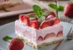 Delizioso semifreddo alle fragole e panna servito in un piatto elegante