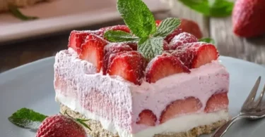 Delizioso semifreddo alle fragole e panna servito in un piatto elegante