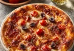 Sfincione Palermitano tradizionale con pomodori e formaggio