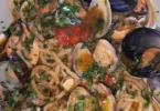 Piatto di Spaghetti con Cozze e Vongole, un classico della cucina italiana.