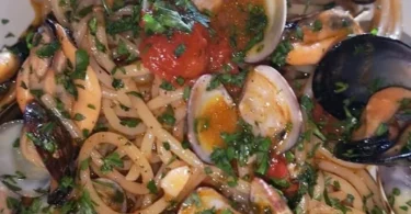 Piatto di Spaghetti con Cozze e Vongole, un classico della cucina italiana.