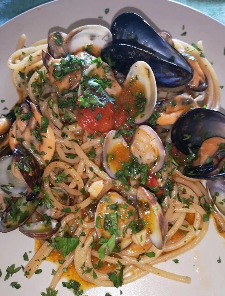 Piatto di Spaghetti con Cozze e Vongole, un classico della cucina italiana.